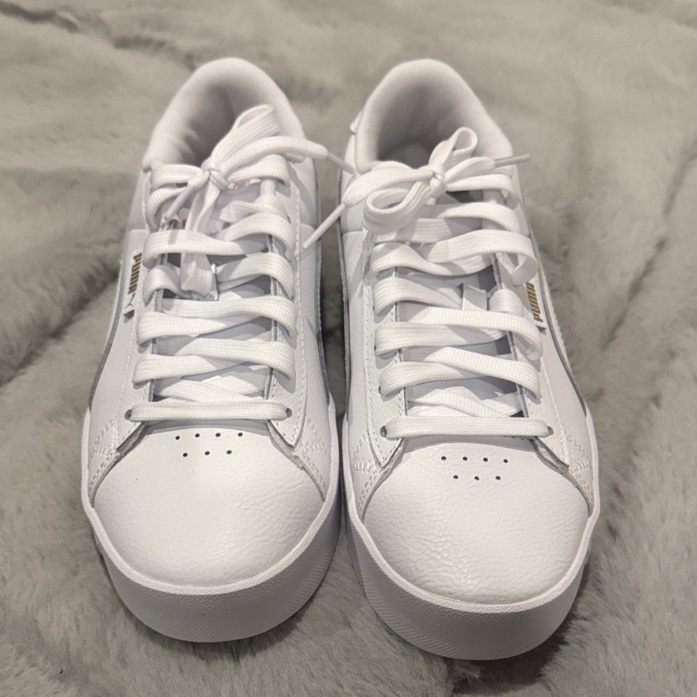 White Puma Leather Sneakers for sale 

Never used - brand new